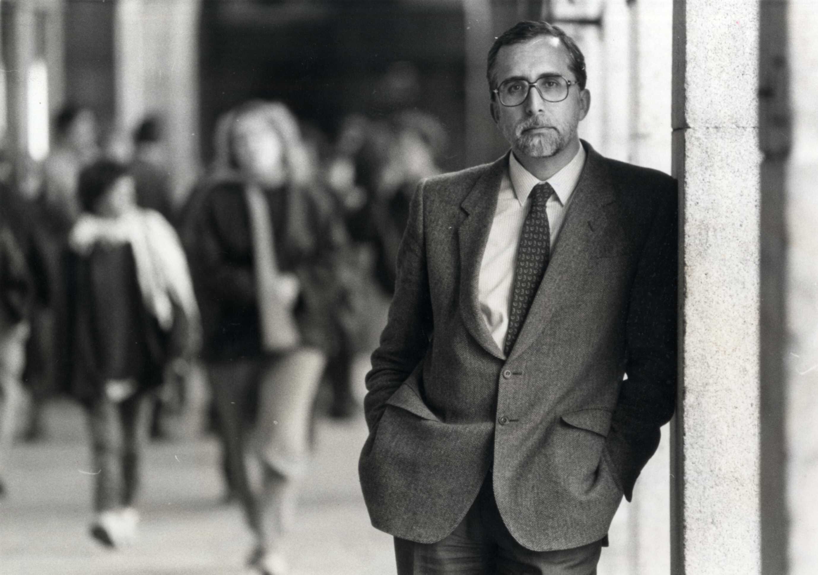 El escritor Luis Mateo Díez, retratado para en entrevista en la plaza Mayor de Madrid con motivo de la publicación de 