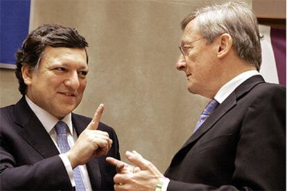 Durão Barroso (izquierda) y el canciller austriaco, Schüssel, en Bruselas.