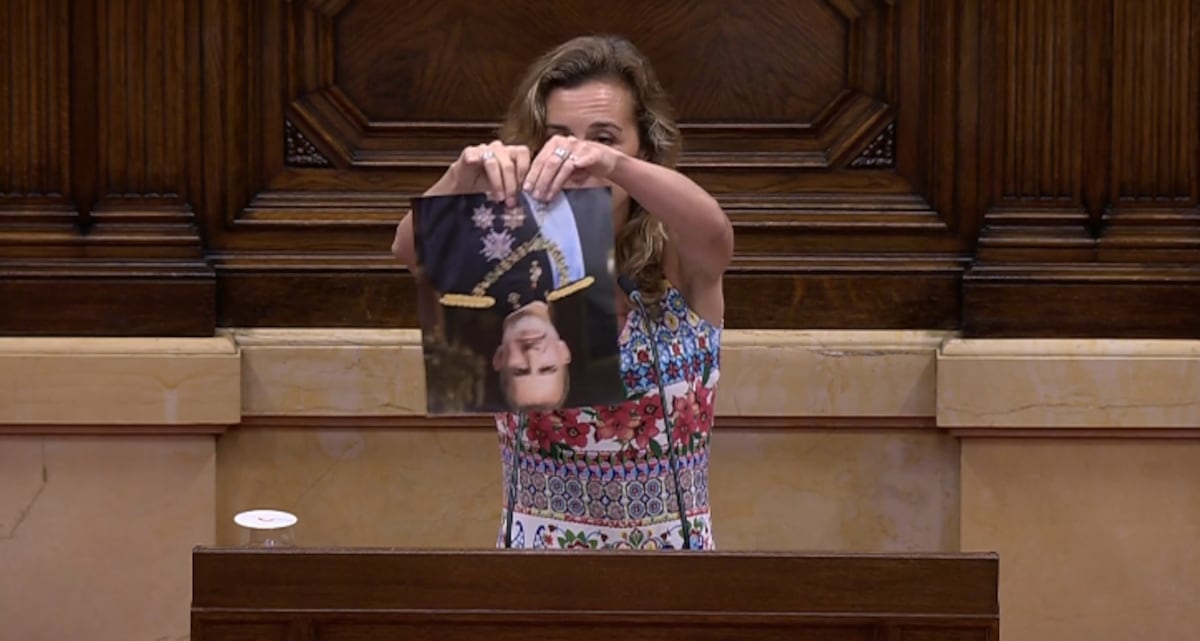 El momento en que la CUP rompe una foto del rey