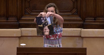 La CUP rompe una foto del rey Felipe VI en el Parlament de Cataluña
