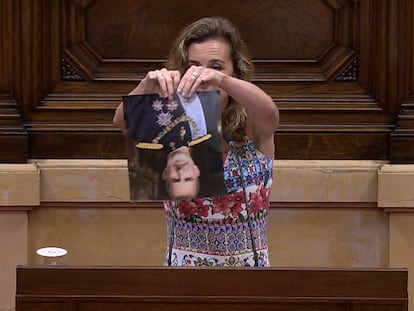 La diputada de la CUP, Laia Estrada, rompe este jueves una imagen del rey Felipe VI en el Parlament de Catalunya.