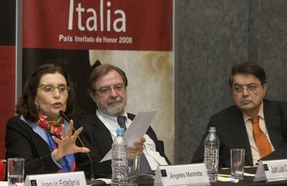 Ángeles Mastretta, escritora; Juan Luis Cebrián, consejero delegado de PRISA y Sergio Ramírez participan en el acto de presentación de Cátedra Iberoamericana Jesús de Polanco en la Feria Internacional del Libro de Guadalajara (México), en 2008.