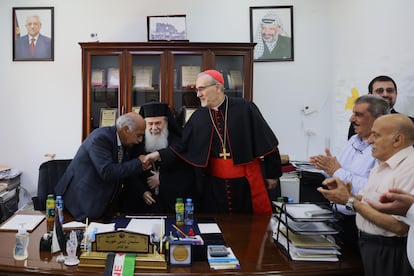El patriarca Teófilo III, de la iglesia ortodoxa griega (en el centro) y el
Cardenal Pierbattista Pizzaballa (jefe de los católicos en Tierra Santa), saludan este lunes al alcalde de Taybeh.