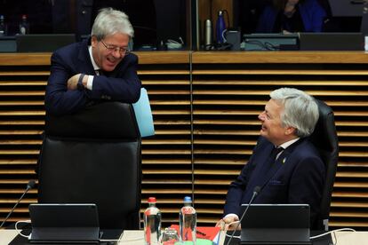 El comisario europeo de Economía, Paolo Gentiloni, de pie, charla con el responsable de Justicia, Didier Reynders.