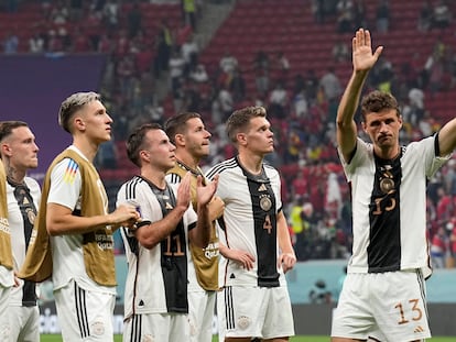 Los jugadores de Alemania se despiden de la afición después del partido ante Costa Rica, este jueves.