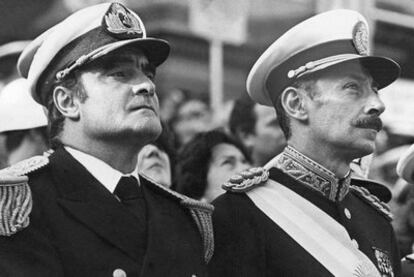 El almirante Emilio Massera (izquierda) y el general Jorge Rafael Videla, en 1979.