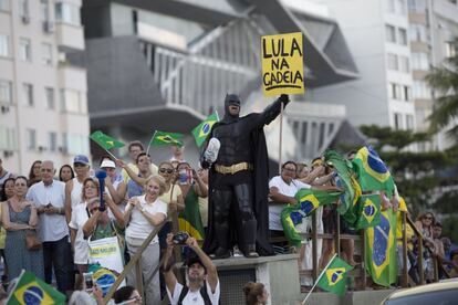 Manifestantes contrários a Lula reunidos em Copacabana.