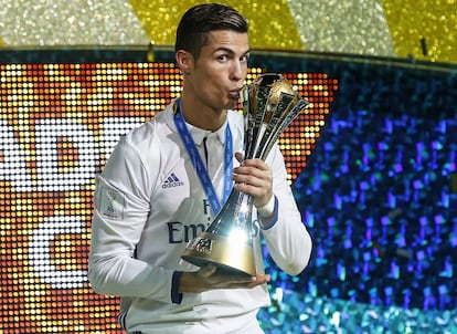 Ronaldo besa el trofeo de la Copa Mundial de Clubes tras ganar por 4-2 al Kashima Antlers en Yokohama (Japón), el 18 de diciembre de 2016.