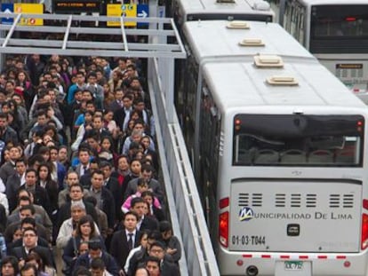 Usuarios hacen fila para usar el Metropolitano de Lima.