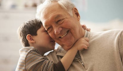 Un abuelo juega junto a su nieto