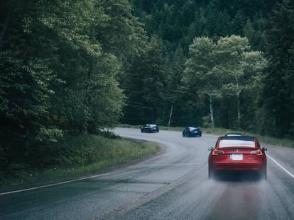 Teslas Model 3 en carretera.