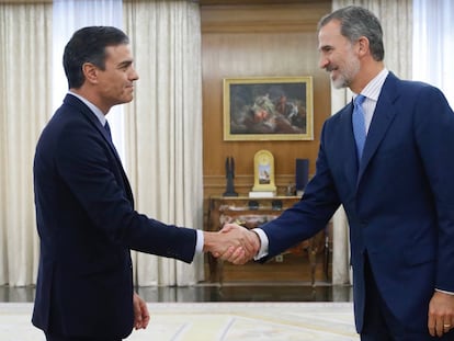 El rey Felipe VI recibe al presidente del Gobierno, Pedro Sánchez, en el Palacio de La Zarzuela.