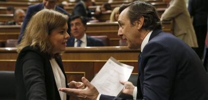Santamaría y Hernando, en una sesión de control al Ejecutivo.
