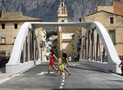 El nuevo puente sobre el río Girona en Beniarbeig.