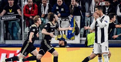 Cristiano Ronaldo se lamenta ante los festejos de los jugadores del Ajax.