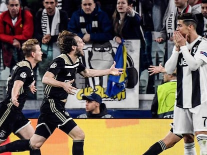 Cristiano Ronaldo se lamenta ante los festejos de los jugadores del Ajax.