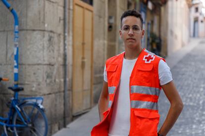 Houssam Lousfi, inmigrante marroquí que cruzó el Estrecho en patera cuando era menor y, tres años después, colabora con Cruz Roja como voluntario en Alicante y ha pedido asilo político por homosexual.