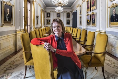 Mavi Mestre, recien elegida rectora de la Universitat de València, en la sala de juntas del Rectorado.