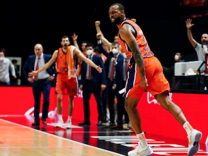 Derrick Williams celebra una canasta durante el partido de EuroLiga entre el Valencia y el Maccabi este viernes en La Fonteta.