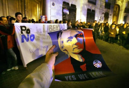 Concentación en apoyo de Julian Assange, fundador de Wikileaks, ante el consulado de Suecia en Valencia, tras su detención en el Reino Unido, el 12 de diciembre de 2010.