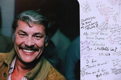 Numerosos mensajes adornan el mural en honor a Jerry Buss.