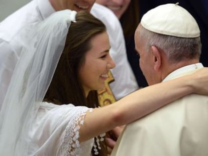 El papa Francisco, ayer con una novia.