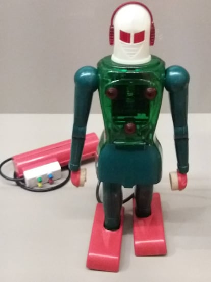 Un antiguo robot de juguete de la exposición.