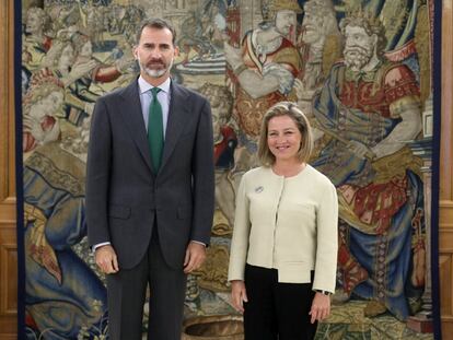 El rey Felipe VI recibe en el Palacio de la Zarzuela a la diputada de Coalición Canaria, Ana Oramas (d), en la primera jornada de su ronda de contactos para buscar candidato a la investidura.