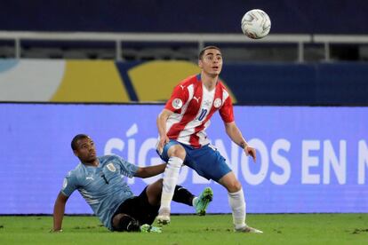 Nicolás de la Cruz de Uruguay mira desde el césped el control de Miguel Almirón, en la Copa América