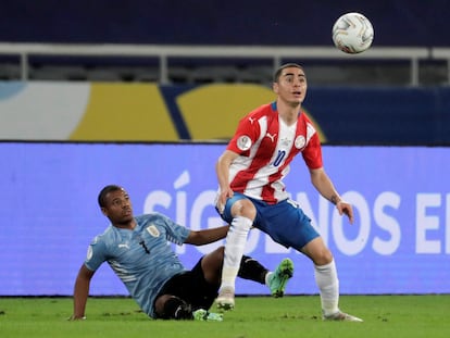 Nicolás de la Cruz de Uruguay mira desde el césped el control de Miguel Almirón, en la Copa América.