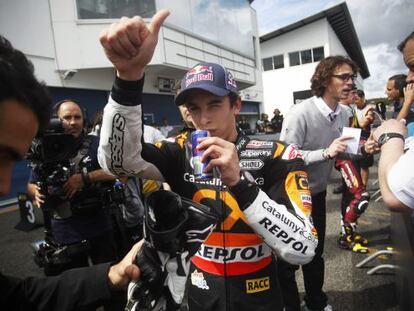 Marc Márquez celebra la 'pole' en Estoril.