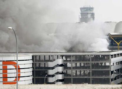 La explosión, que causó un incendio y una densa columna de humo, se registró alrededor de las 09.00 horas y provocó el hundimiento de tres de las cuatro plantas con que cuenta el módulo D del aparcamiento de la T-4, la última y más moderna de las terminales del aeropuerto de Madrid.