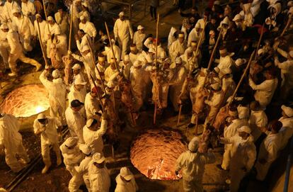 Samaritanos participan en la tradicional ceremonia de sacrificio de la Pascua, durante la cual sacrifican ovejas y cabras, en el monte Gerizim, cerca de la ciudad de Nablus, Cisjordania, el 10 de abril de 2017.