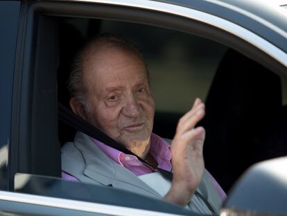 Don Juan Carlos de Borbón sale del Hospital Universitario Quirón, en Madrid, en agosto pasado.