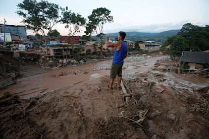 Un hombre, en una de las zonas más destruídas por el deslave.