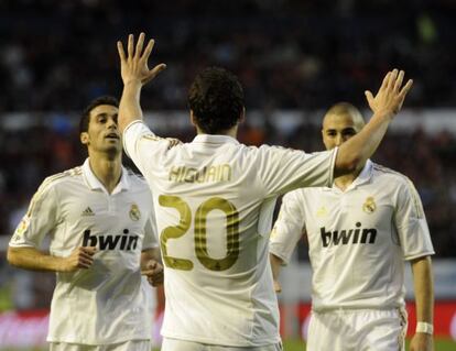 Gonzalo Higuain (C) celebrates after scoring Real&#039;s third against Osasuna.