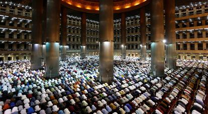 Una multitud de musulmanes reza en la mezquita de Istiqlal, en Yakarta (Indonesia).