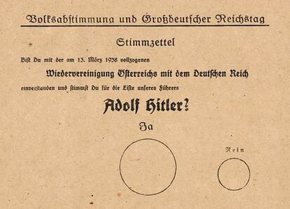 En abril de 1938, hace setenta años, austriacos y alemanes fueron a las urnas, convocados a votar en referéndum la unión de Austria y Alemania. La papeleta que debían cumplimentar los votantes contenía una doble pregunta: “¿Está de acuerdo con la reunificación de Austria con el Reich alemán? ¿Aprueba la lista única de candidatos al Reichstag presentada por nuestro Führer Adolf Hitler?”. La mayoría por convicción y el resto, empujado por las milicias pardas, acudieron masivamente a votar: el 99% de los alemanes y el 99,7% de los austriacos se mostraron favorables. La anexión, oficializada por el referéndum, era ya un hecho desde el mes anterior: las tropas alemanas habían penetrado en Austria sin hallar resistencia y el propio Hitler fue recibido triunfalmente en los lugares de su infancia y juventud: Braunau, Linz y Viena.