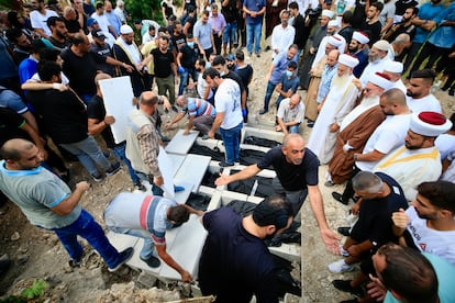 Burial of victims of the bombing in Ain El Delb, in one of the cemeteries in Sidon, October 1.