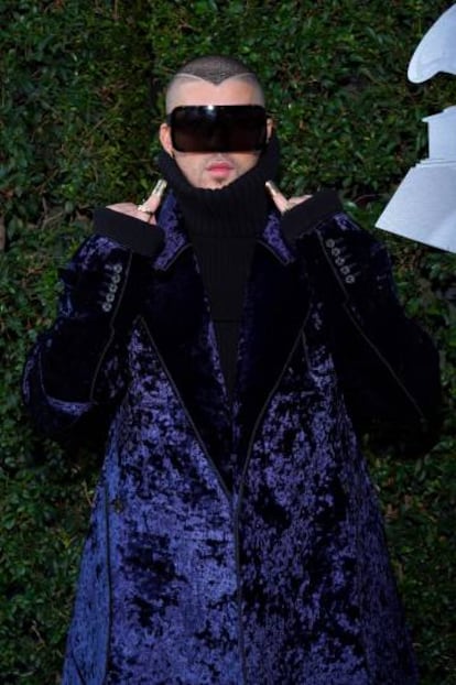 Bad Bunny llevó uno de los 'looks' más comentados de los Grammy Latinos. ¿El motivo? Las gafas que ocultaban la mitad de su rostro, el abrigo de terciopelo azul enorme y las uñas postizas de plata que llevaba en sendos meñiques.