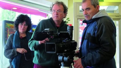 En el centro, el director de &#039;No estamos solos&#039;, Pere Joan Ventura.