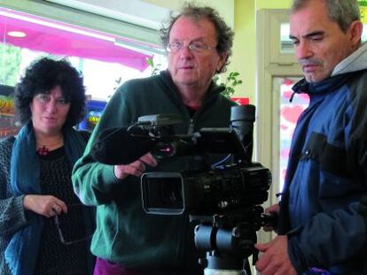 En el centro, el director de &#039;No estamos solos&#039;, Pere Joan Ventura.