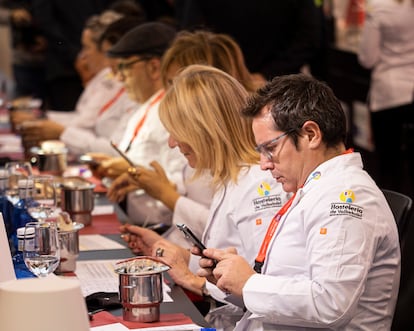 El periodista de TVE y miembro del jurado, Sergio Martín, toma una fotografía, durante la primera jornada del XVII Concurso Nacional de Pinchos de Valladolid, a 8 de noviembre de 2021, en Valladolid, Castilla y León.