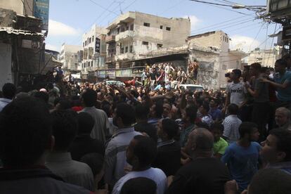 Una multitud de palestinos se concentra en el lugar de los asesinatos perpetrados por Hamás.