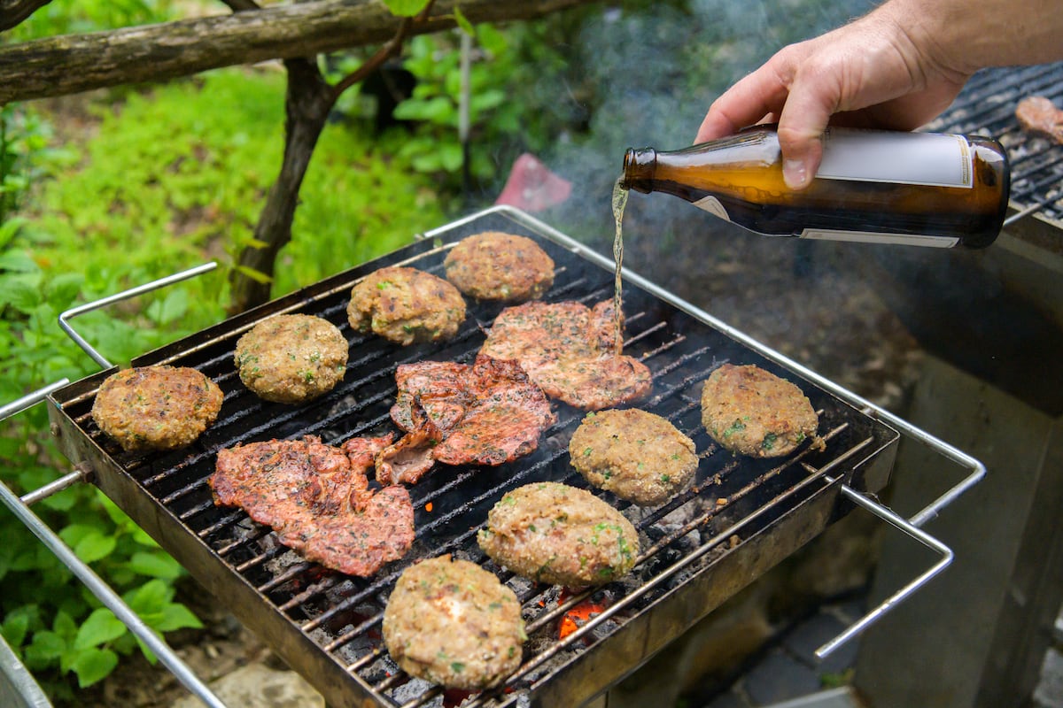 Marinar con cerveza: cómo transformar tus recetas de siempre con un ingrediente que (aún) no estás usando bien