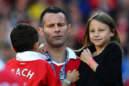 Ryan Giggs celebra con sus hijos, Zach y Libby, la victoria de la liga inglesa del Manchester United el pasado 22 de mayo.