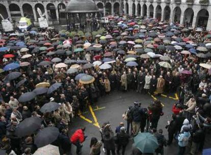 Concentración en Azpeitia en repulsa por el asesinato del empresario Ignacio Uria a manos de ETA.