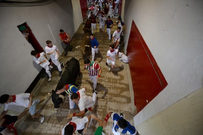 Corredores, en el callejón de la plaza de toros de Pamplona, este martes. 