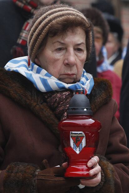 Una superviviente del genocidio Nazi durante el homenaje a las víctimas del Holocausto, en Auschwitz