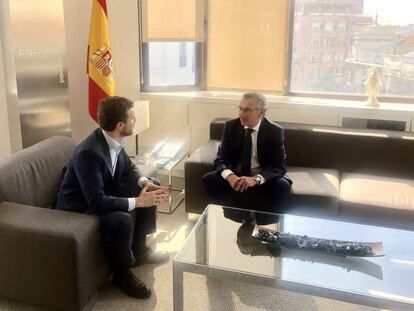 El presidente del PP de Aragón, Luis María Beamonte, con el líder del partido, Pablo Casado, en la sede nacional del PP en Madrid este martes.